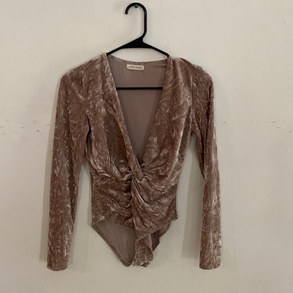 Velvet - Picture 1 of 2